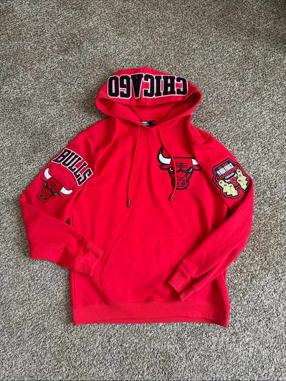 Chicago Bulls Red Pullover Hoodie - Men's